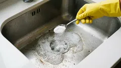 Neugodan miris iz kuhinjskih ili kupaonskih odvodnih cijevi? Jednostavan kućni lijek koji često traje samo nekoliko minuta.